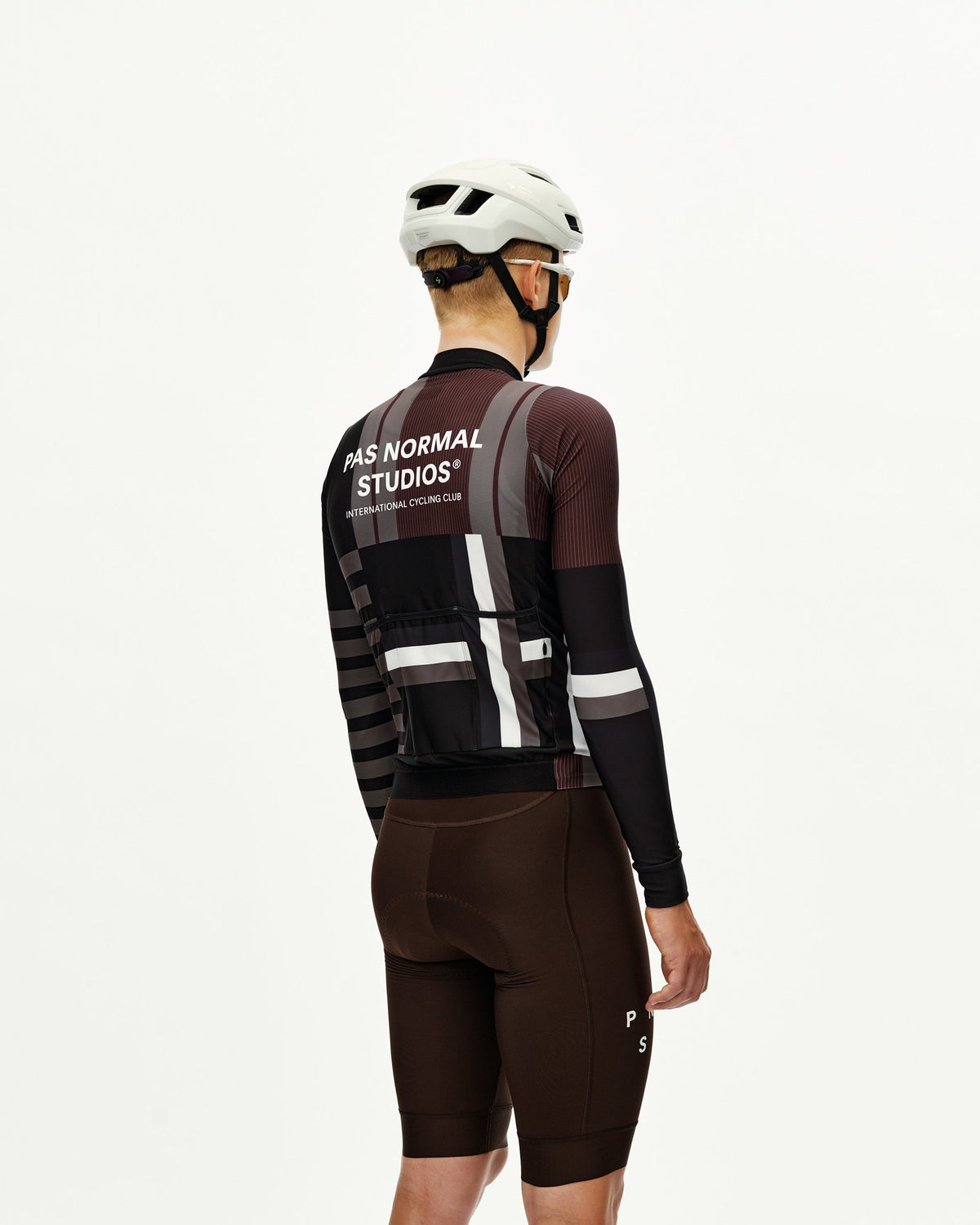 Maillot Largo Pas Normal Studios Mechanism en AOP International Dark Olive, detalle sobre ciclista #Color_AOP International Dark Olive