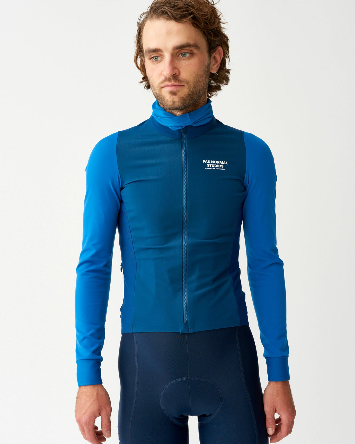 Maillot largo térmico Pas Normal Studios Mechanism Thermal en Dark Blue, sobre el ciclista #Color_Dark Blue