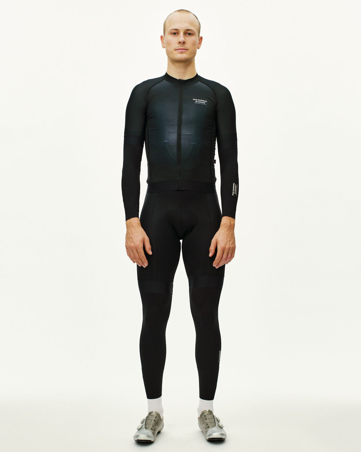 Logo Leg UV Protector Black en posición de pedaleo #Color_Black