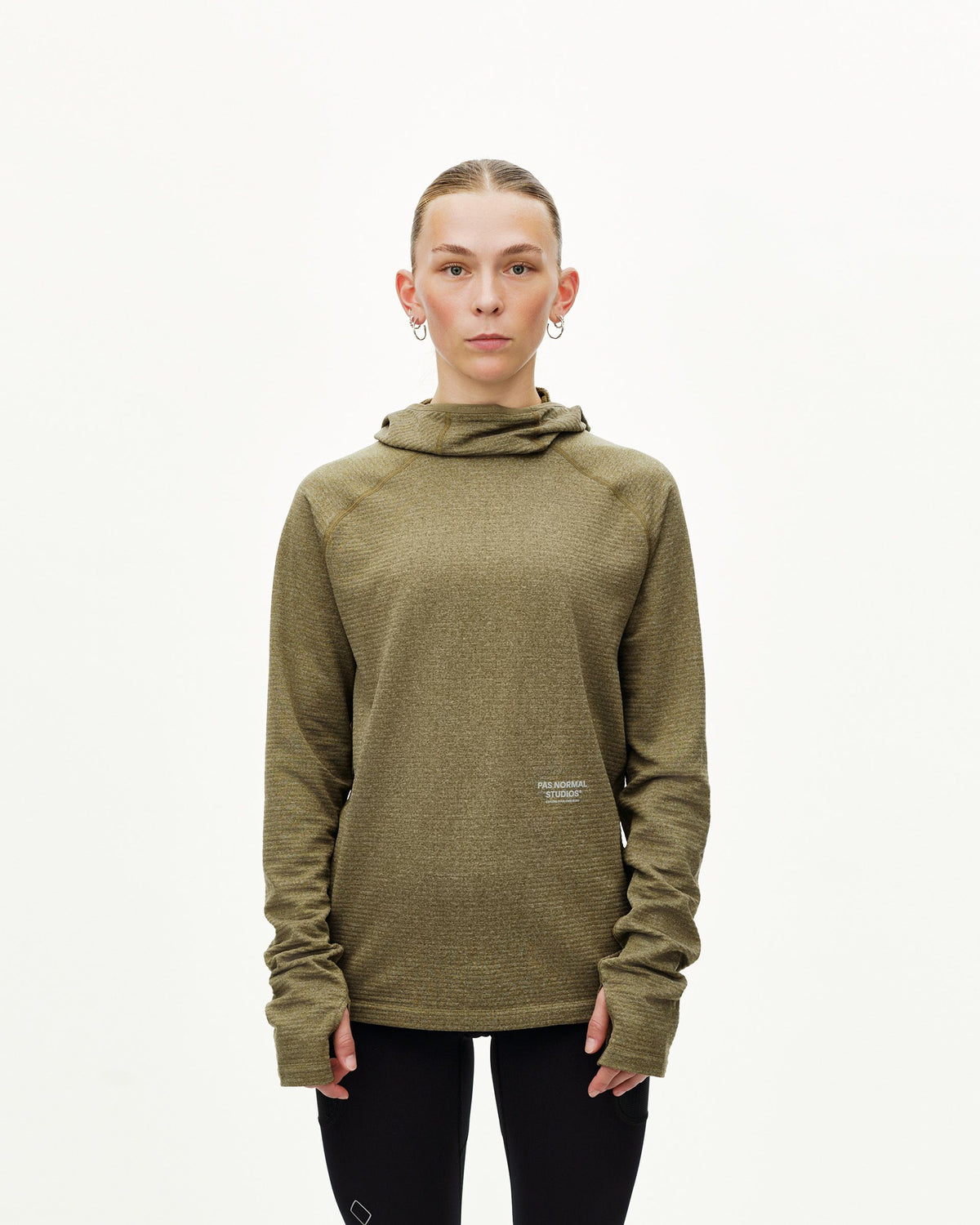 Sudadera Pas Normal Studios Balance Thermal en Moss Brown, puesta, vista frontal #Color_Moss Brown