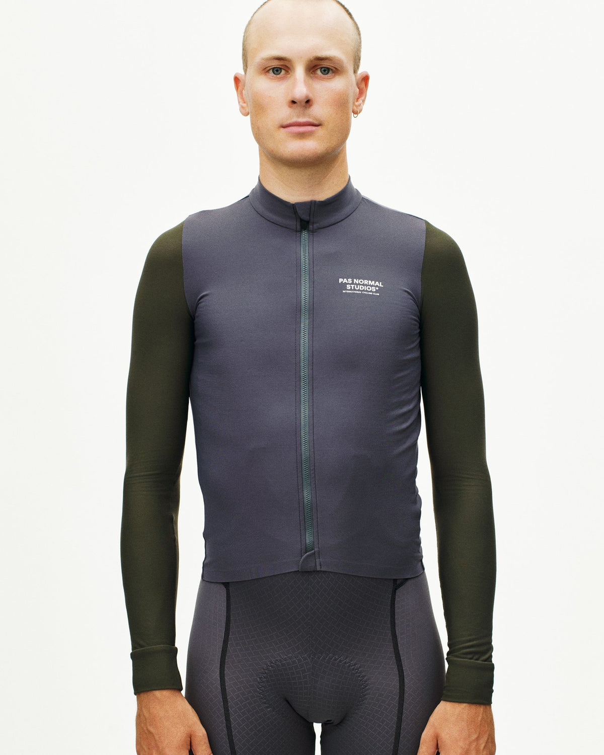 Maillot Largo Pas Normal Studios Mechanism en Steel / Dark Olive, sobre ciclista #Color_Steel / Dark Olive