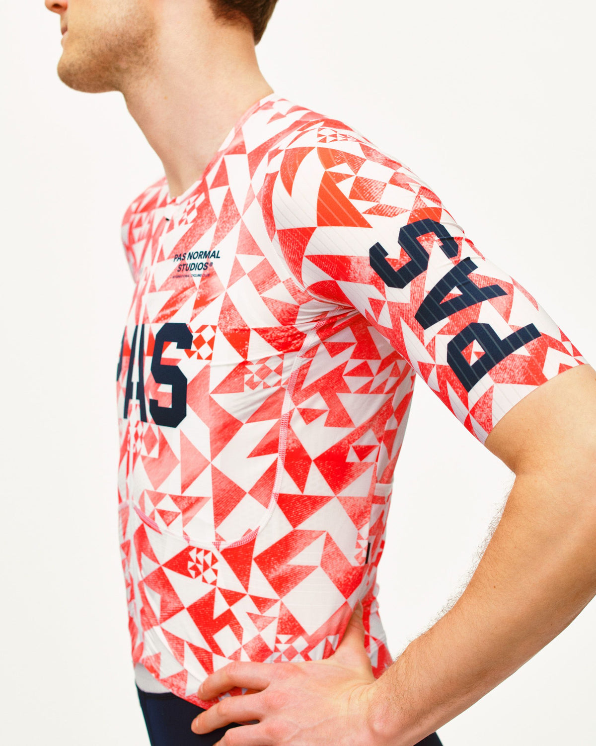 Maillot Corto Pas Normal Studios PAS Mechanism Pro en PAS Origami, sobre el ciclista #Color_PAS Origami
