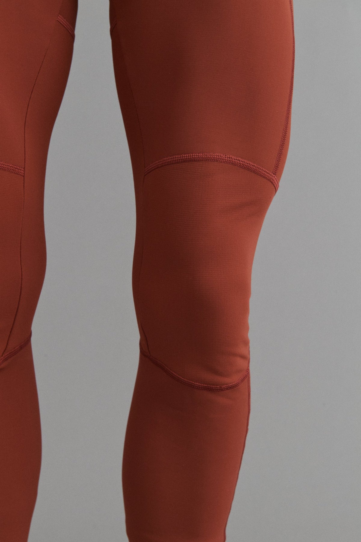 Culotte largo Pas Normal Studios Mechanism Deep Winter en Mahogany, detalle trasero de la pierna #Color_Mahogany