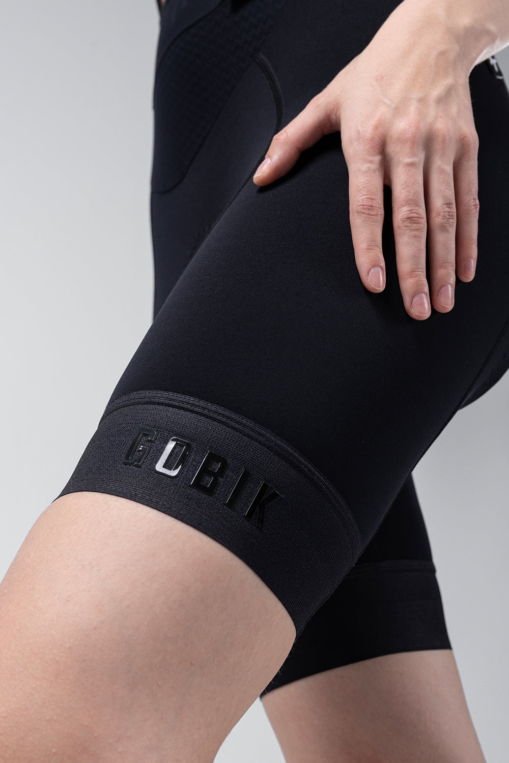 Culotte Corto Mujer Gobik Absolute 7.0 en Black, detalle de la pernera y el logotipo #Color_Black