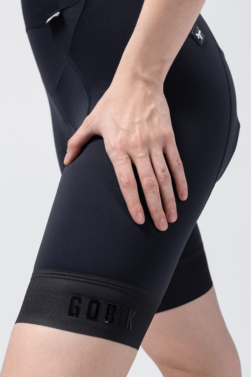 Culotte Corto Mujer Gobik Absolute 7.0 en Ultrablue, detalle de la pernera y el logotipo #Color_Ultrablue