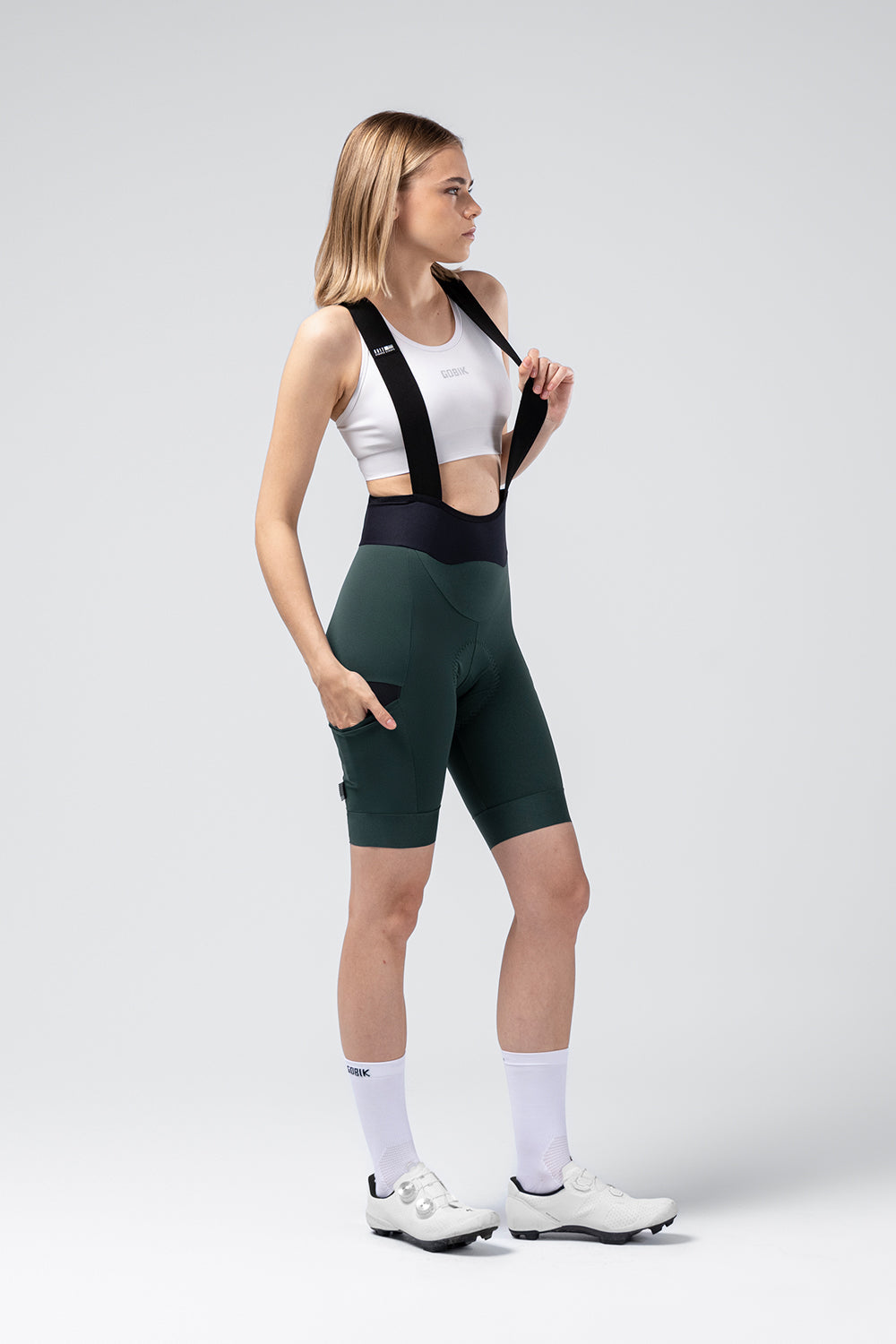 Culotte Corto Mujer Gobik Grit 3.0 en Pinewood, detalle de la cinta del tirante en el hombro #Color_Pinewood