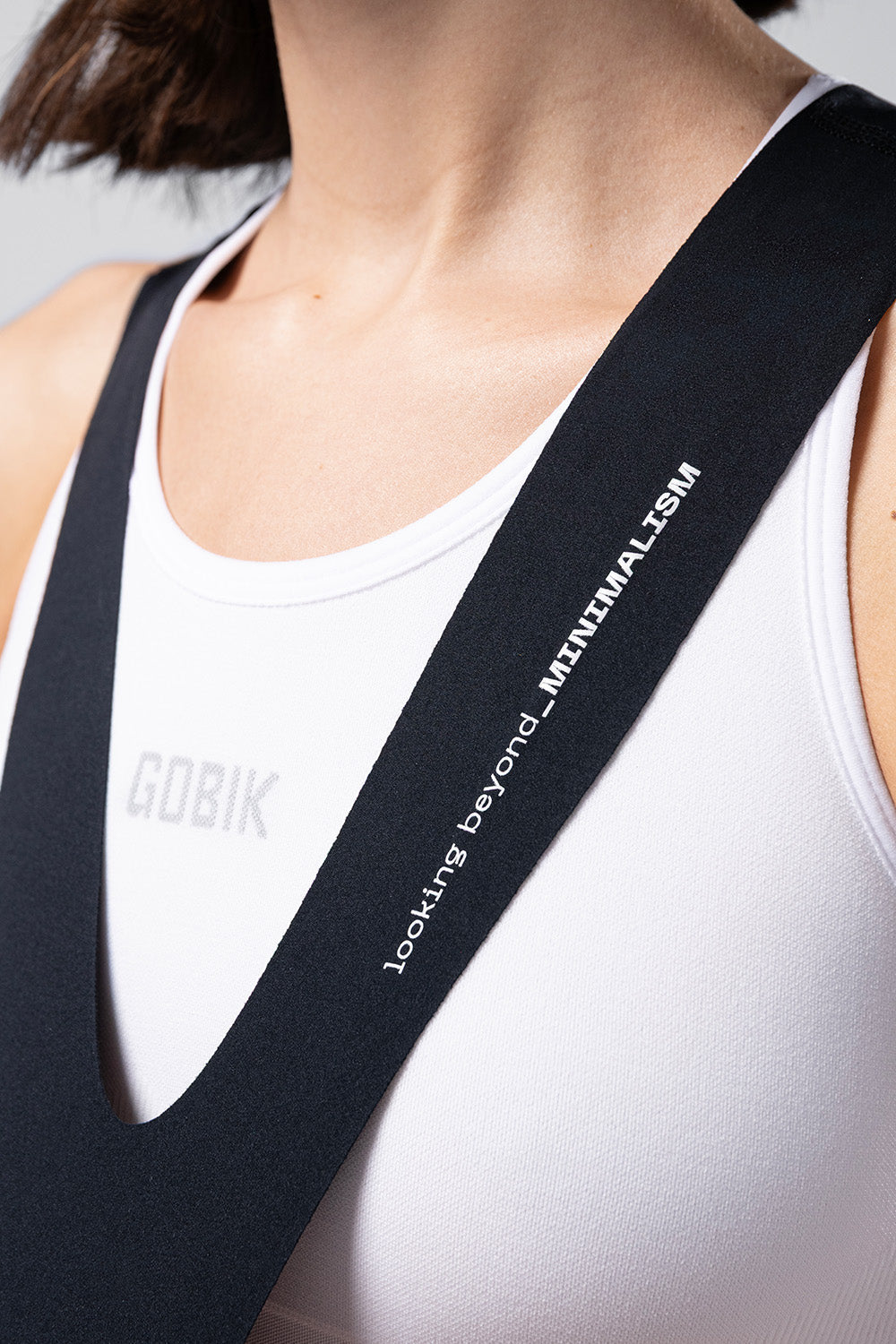Culotte Corto Mujer Gobik Ultralite 2.0 en Black, detalle de la cinta del tirante en el hombro #Color_Black