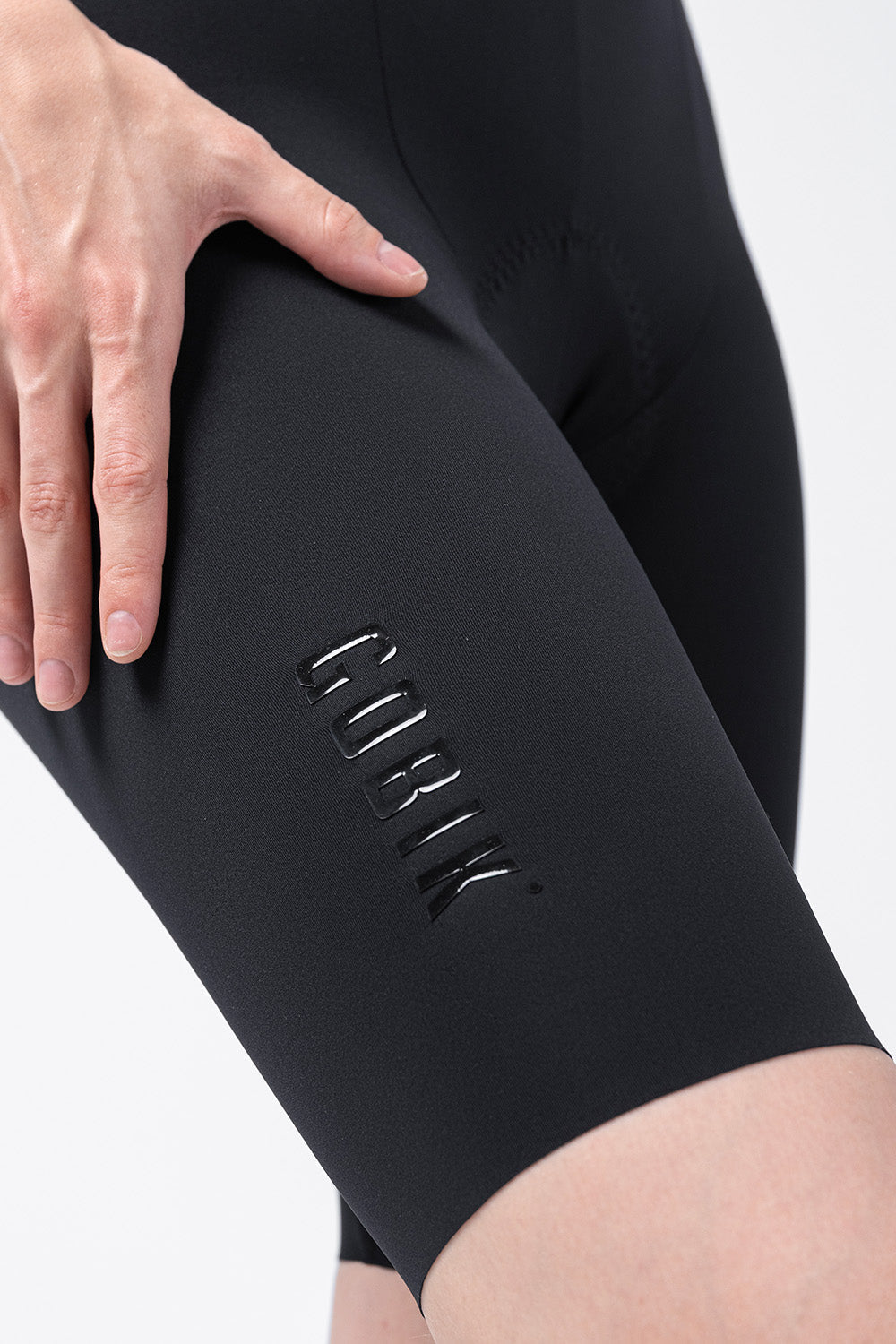 Culotte Corto Mujer Gobik X en Black, detalle de la pernera y el logotipo #Color_Black