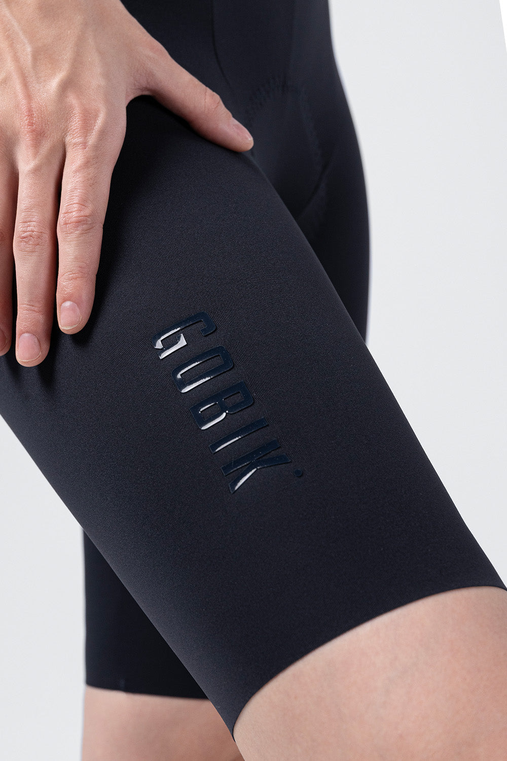 Culotte Corto Mujer Gobik X en Ultrablue, detalle de la pernera y el logotipo #Color_Ultrablue