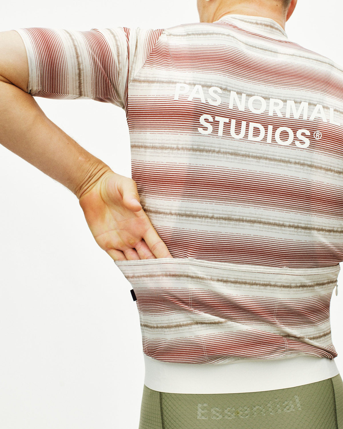 Maillot Corto Pas Normal Studios Essential en Off White Stripe, vista trasera sobre ciclista #Color_Off White Stripe