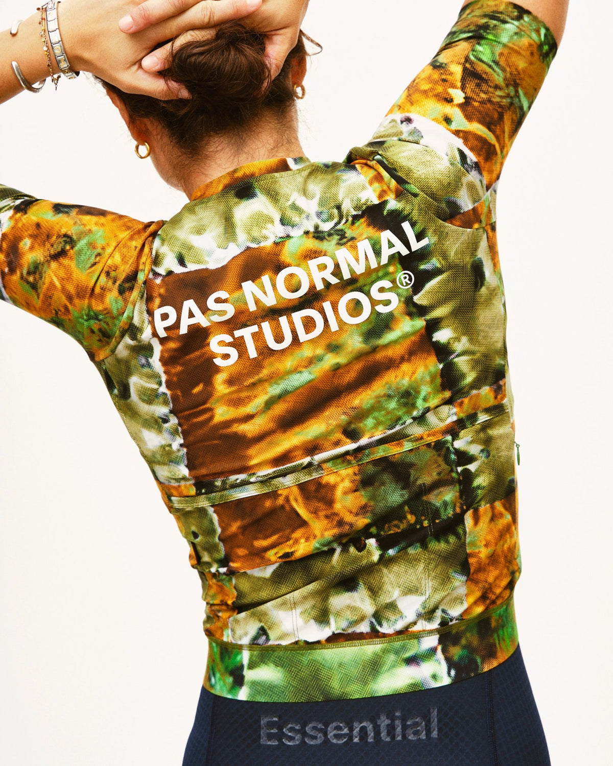 Maillot corto de mujer Pas Normal Studios Essential en Kaleidoscope Green, vista trasera sobre la ciclista #Color_Kaleidoscope Green