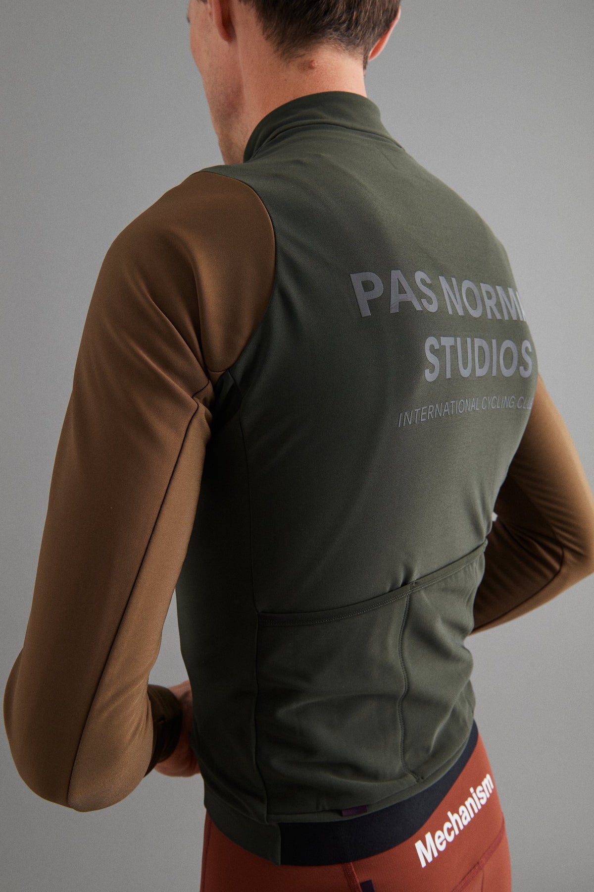 Maillot largo térmico Pas Normal Studios Mechanism Thermal en Dark Olive / Army Brown, detalle de la espalda #Color_Dark Olive / Army Brown