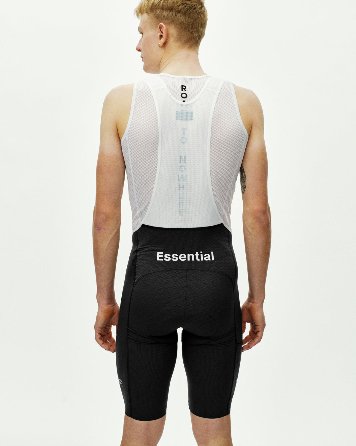 Culotte corto Pas Normal Studios Essential Light Cargo en Black, llevado por el modelo, vista trasera #Color_Black