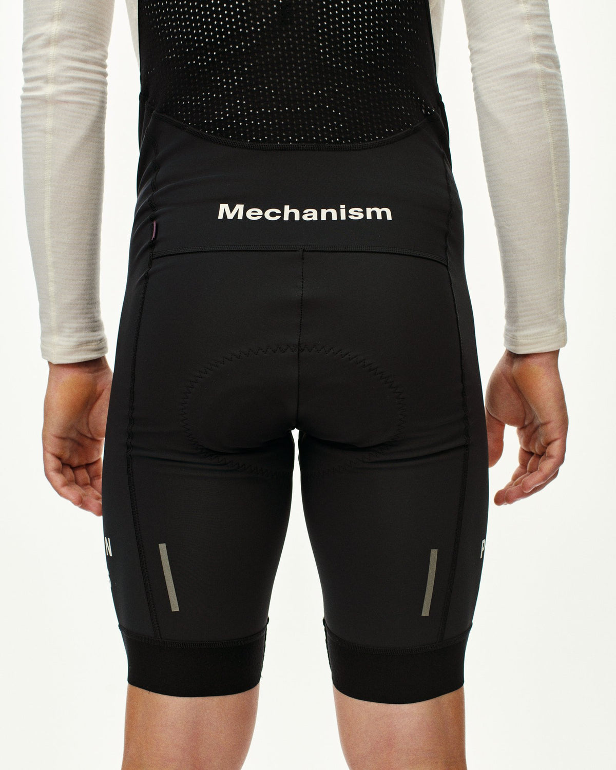 Culotte corto Pas Normal Studios Mechanism Deep Winter en Black, llevado por el modelo, vista trasera #Color_Black