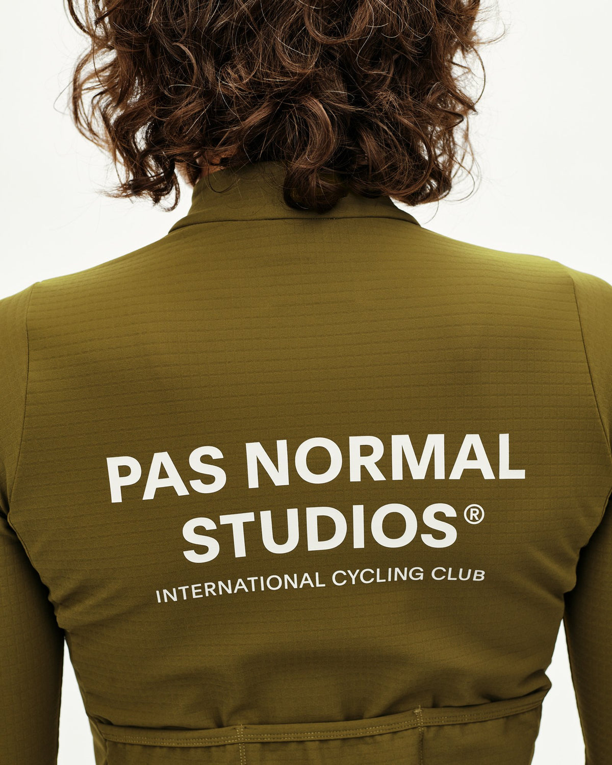 Maillot largo mujer Pas Normal Studios Essential en Khaki Green, detalle de la espalda #Color_Khaki Green