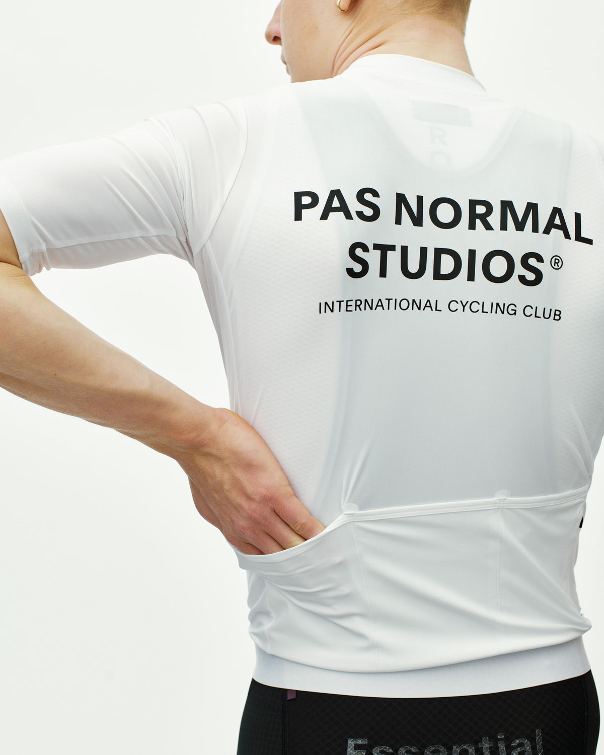 Maillot Corto Pas Normal Studios Essential en White, detalle sobre ciclista #Color_White