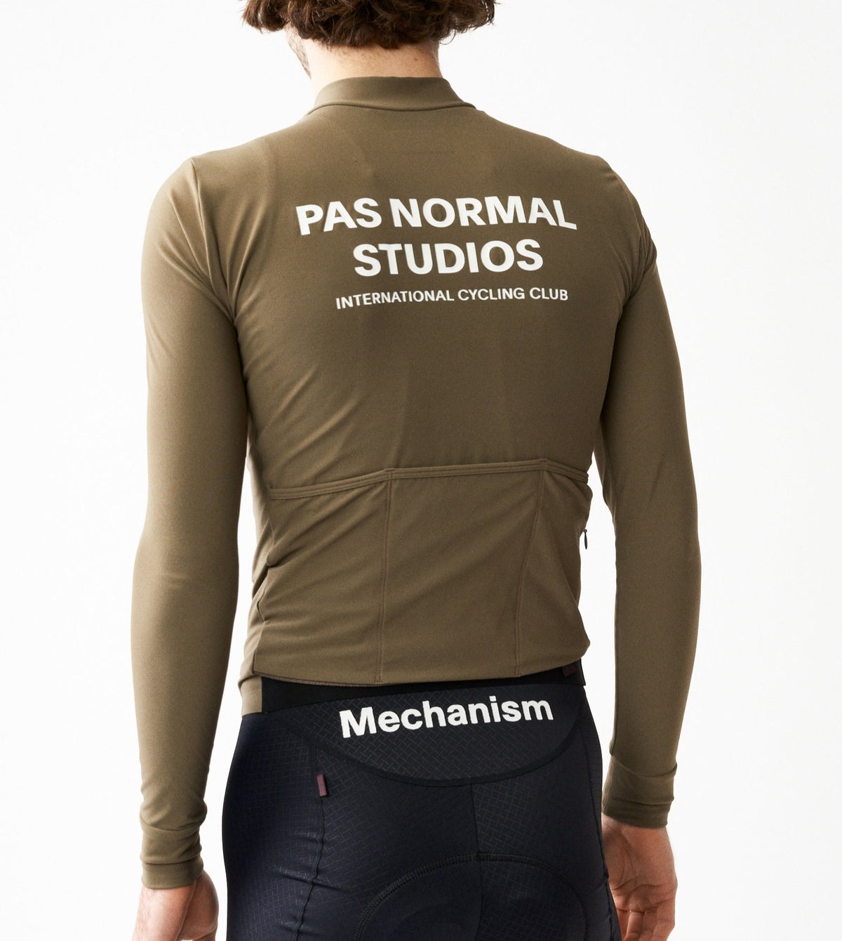 Maillot Largo Pas Normal Studios Mechanism en Earth, vista trasera sobre ciclista #Color_Earth