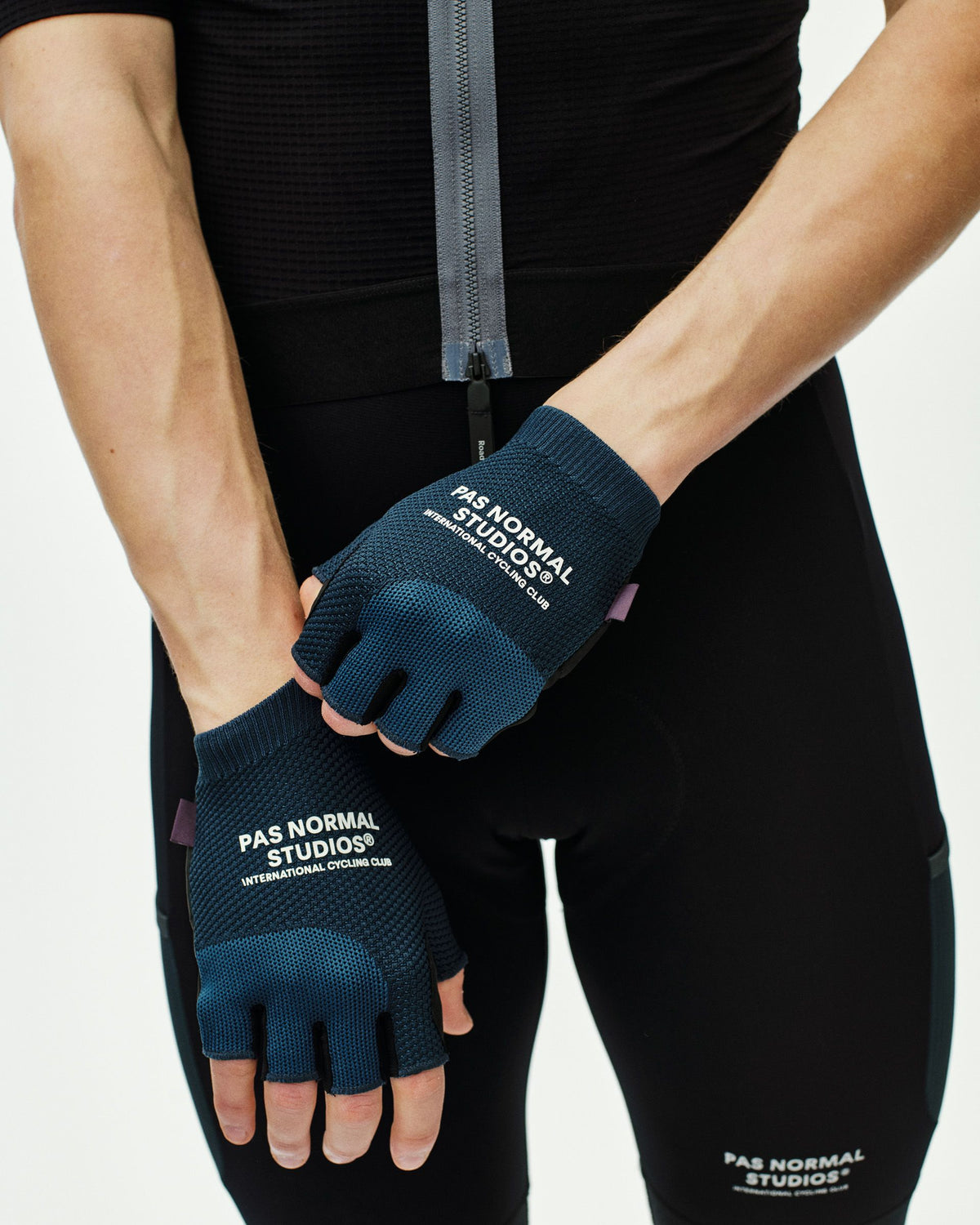 Navy Escapism cycling mitts on model showing fingerless design with mesh palm panels #Color_Navy