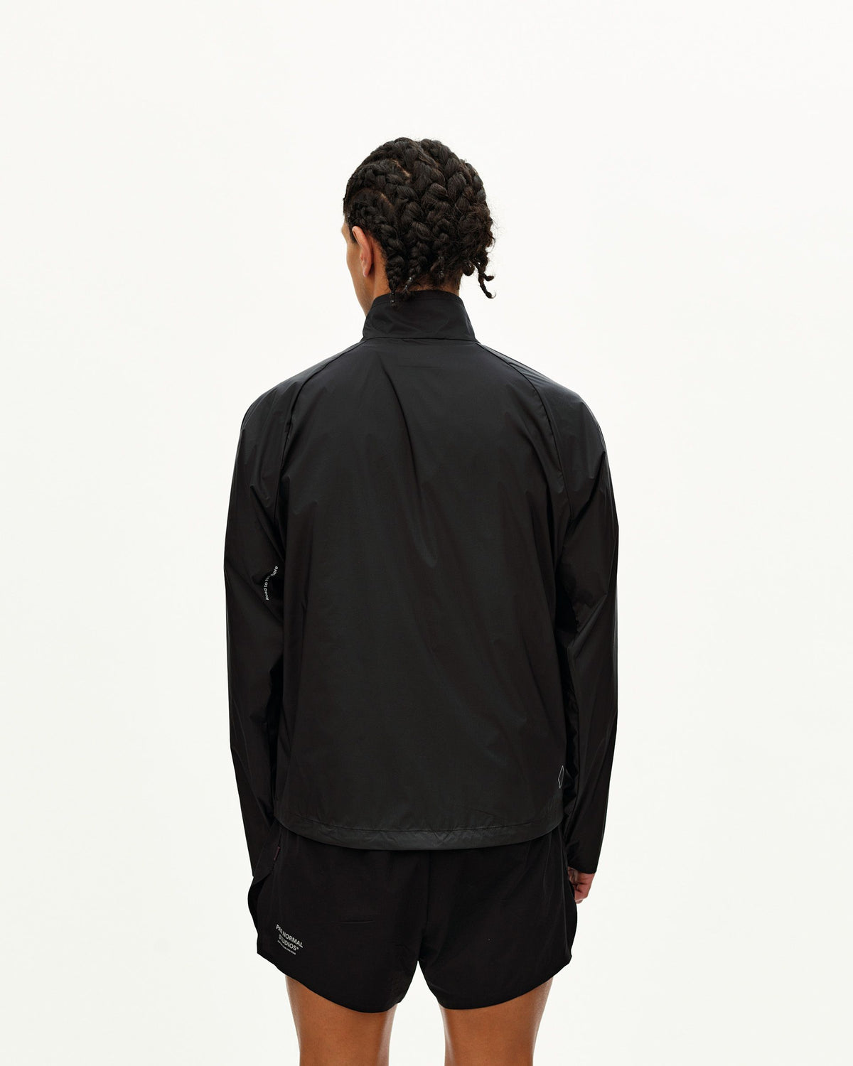 Chaqueta Pas Normal Studios Balance Windproof en Negro, puesta, vista trasera #Color_Negro