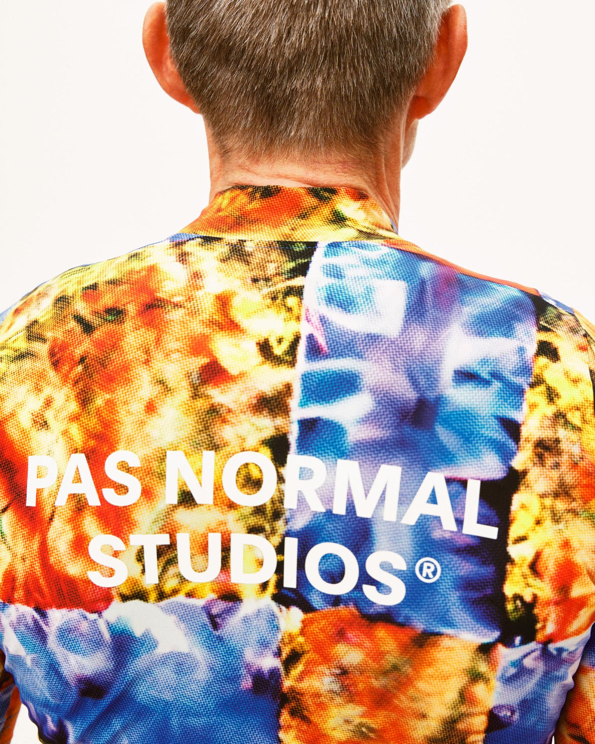 Maillot Corto Pas Normal Studios Essential en Kaleidoscope Multi, detalle sobre ciclista #Color_Kaleidoscope Multi