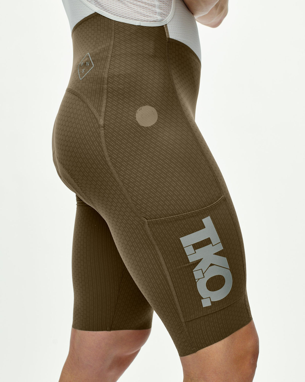 Culotte corto Pas Normal Studios T.K.O. Essential Light Cargo en Dark Stone, detalle del bolsillo cargo en la pernera #Color_Dark Stone