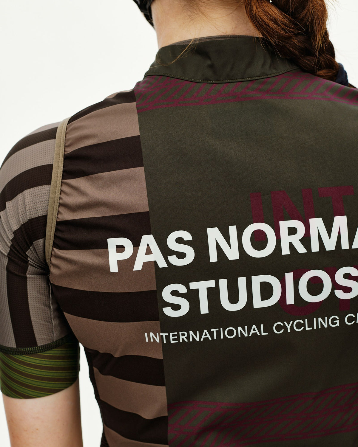 Chaleco Mujer Pas Normal Studios Mechanism Stow Away, vista trasera, color AOP International Earth #Color_AOP International Earth