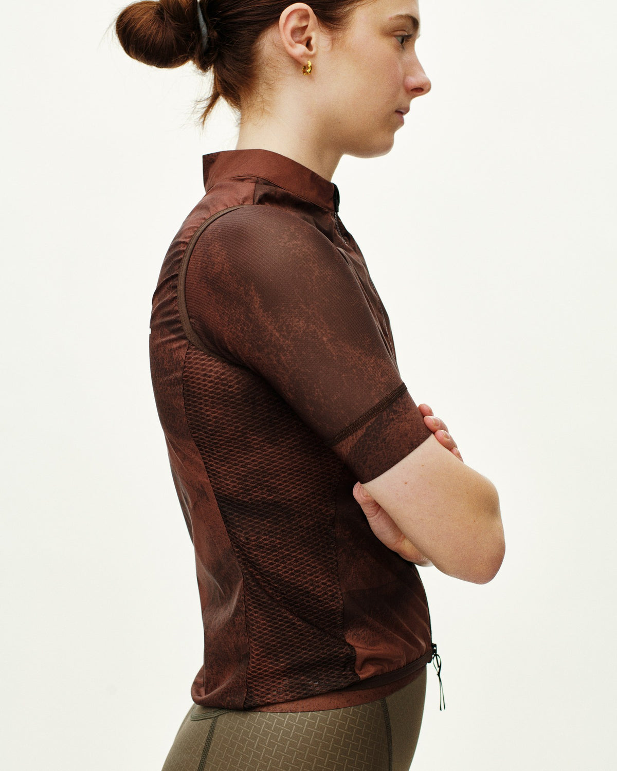 Chaleco Mujer Pas Normal Studios Mechanism Stow Away, vista lateral, color AOP Light Brown #Color_AOP Light Brown