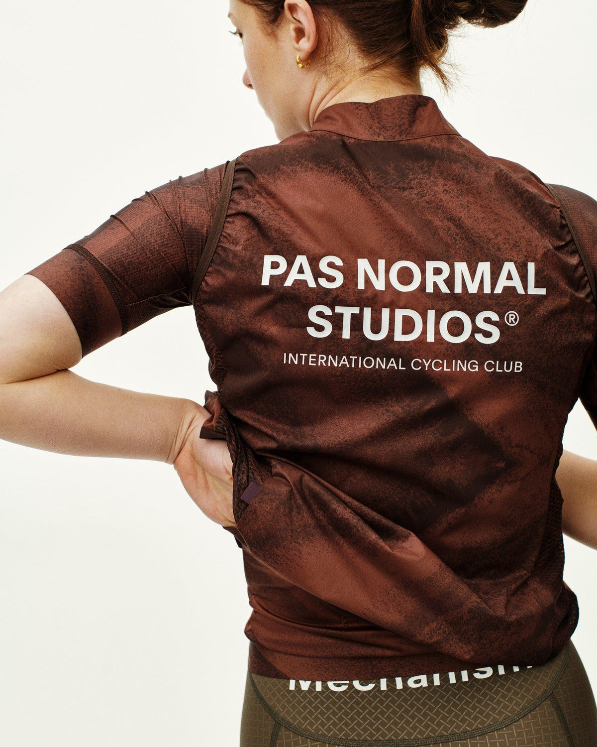 Chaleco Mujer Pas Normal Studios Mechanism Stow Away, detalle de ajuste, color AOP Light Brown #Color_AOP Light Brown