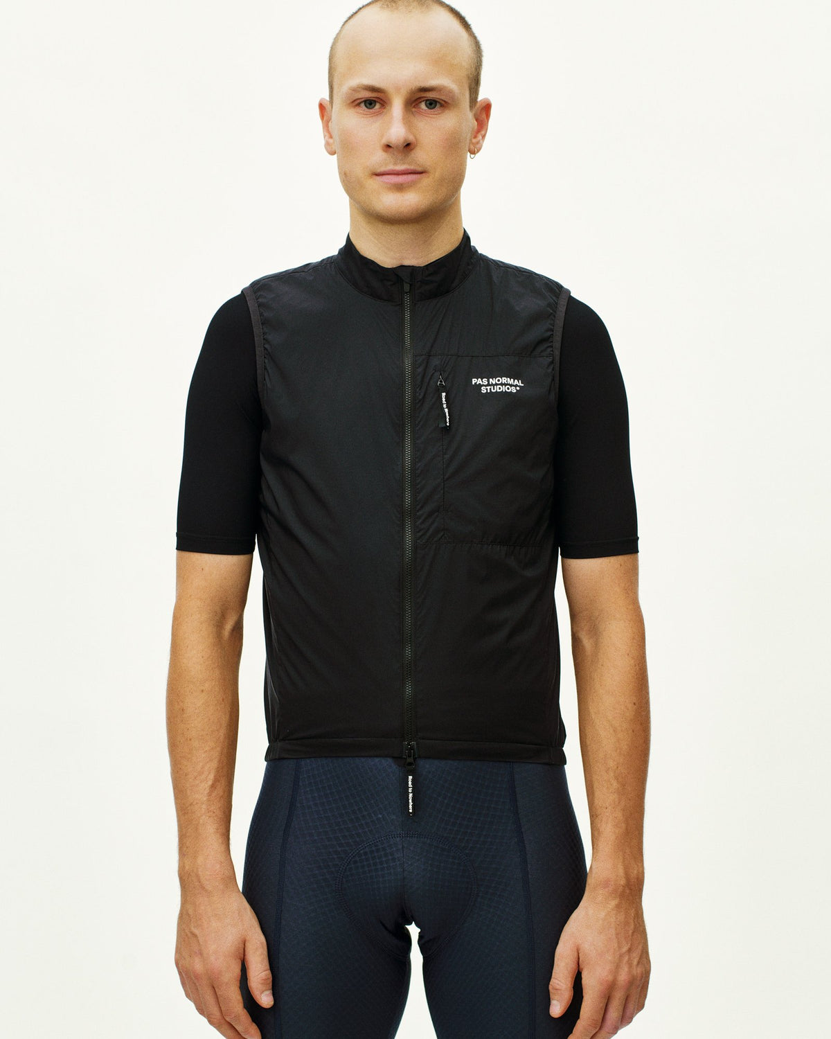 Chaleco PNS Essential Insulated en Black, en uso, vista frontal #Color_Black
