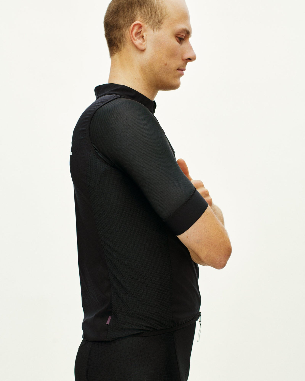 Chaleco PNS Essential Insulated en Black, en uso, vista trasera #Color_Black