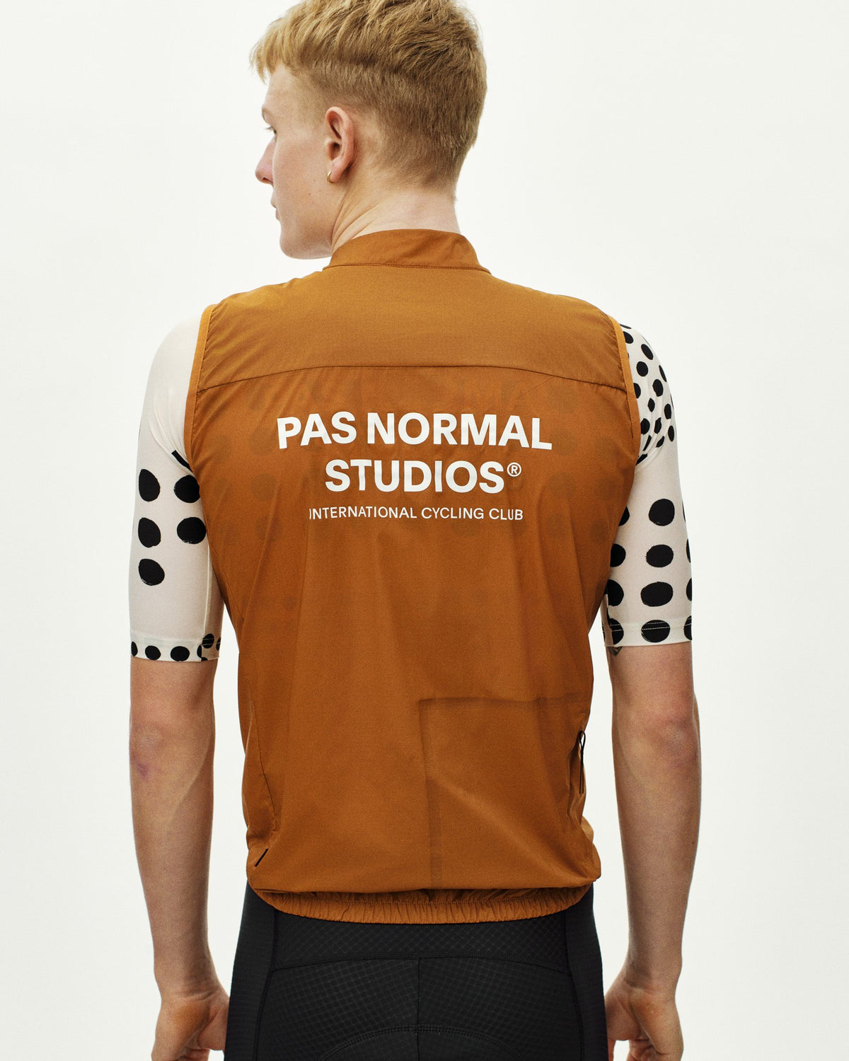 Chaleco PNS Essential Insulated en Pecan, en uso, vista trasera #Color_Pecan