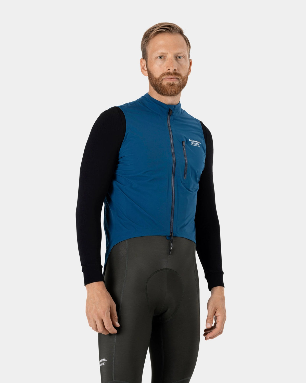 Chaleco PNS Essential Shield en Dark Blue, en uso, vista frontal #Color_Dark Blue