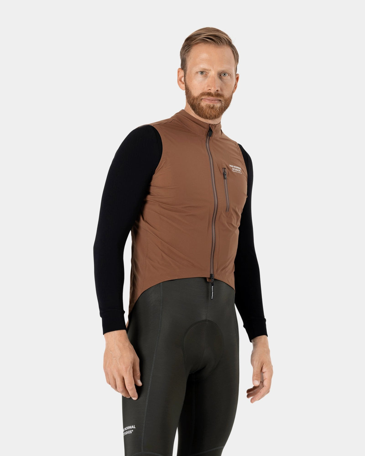 Chaleco PNS Essential Shield en Hazel, en uso, vista frontal #Color_Hazel