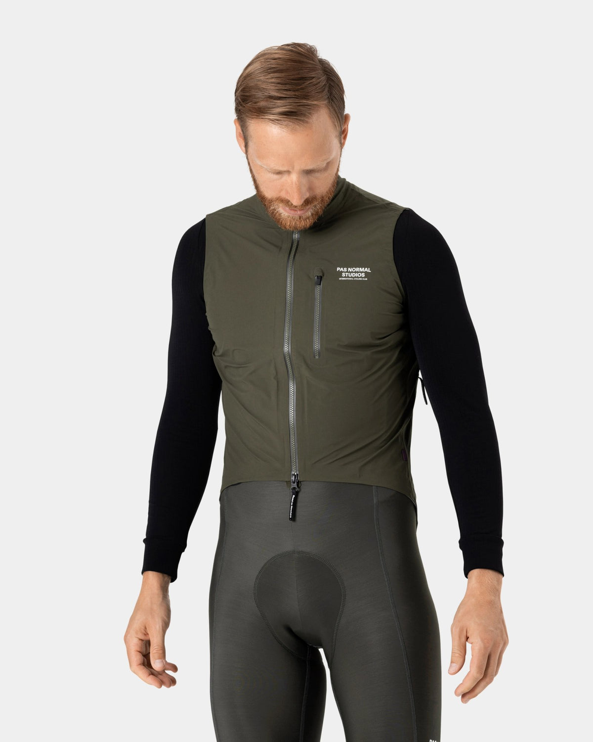 Chaleco PNS Essential Shield en Olive, en uso, vista frontal #Color_Olive