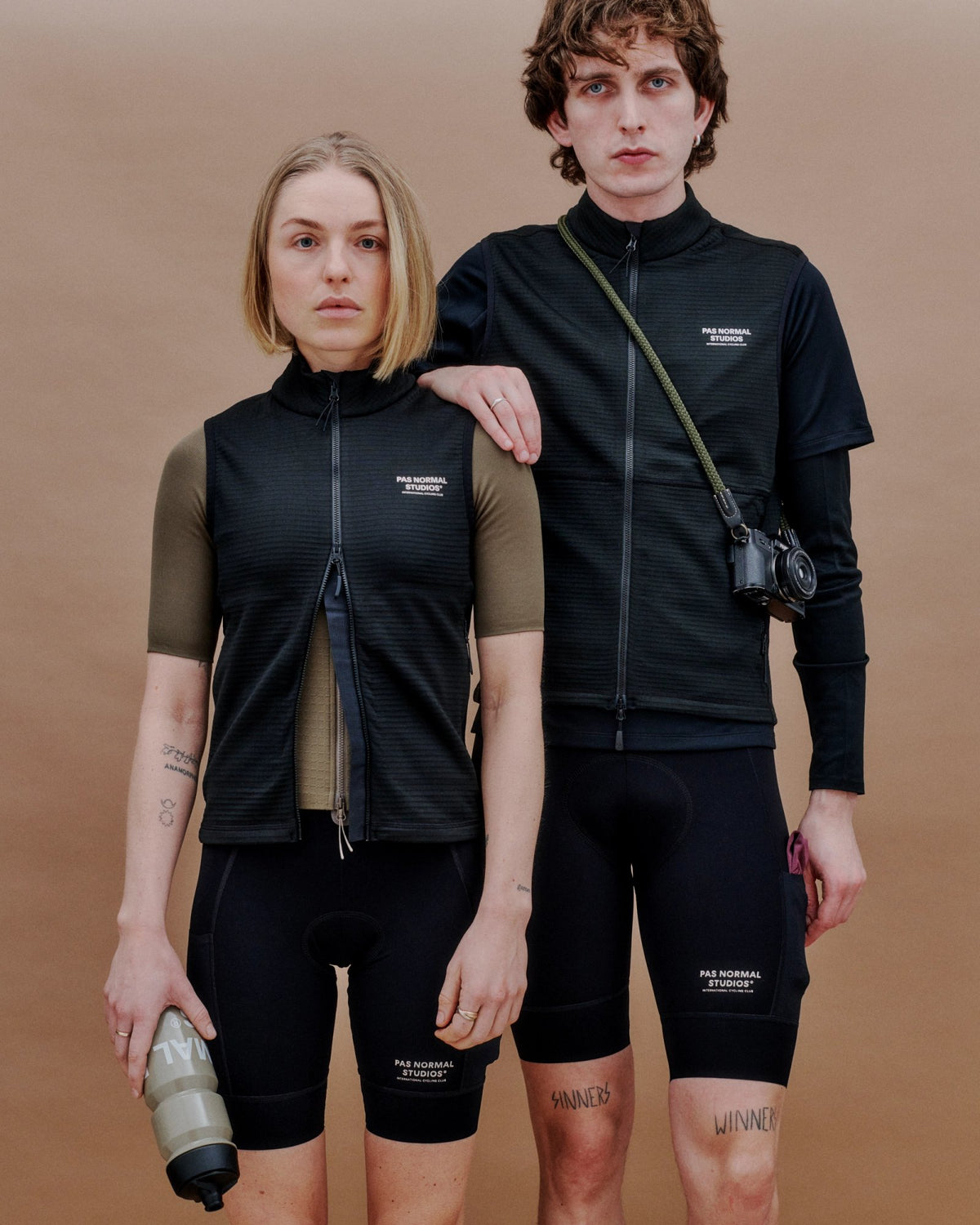 Chaleco de forro polar Pas Normal Studios Escapism Performance Fleece en Black, sobre modelo #Color_Black