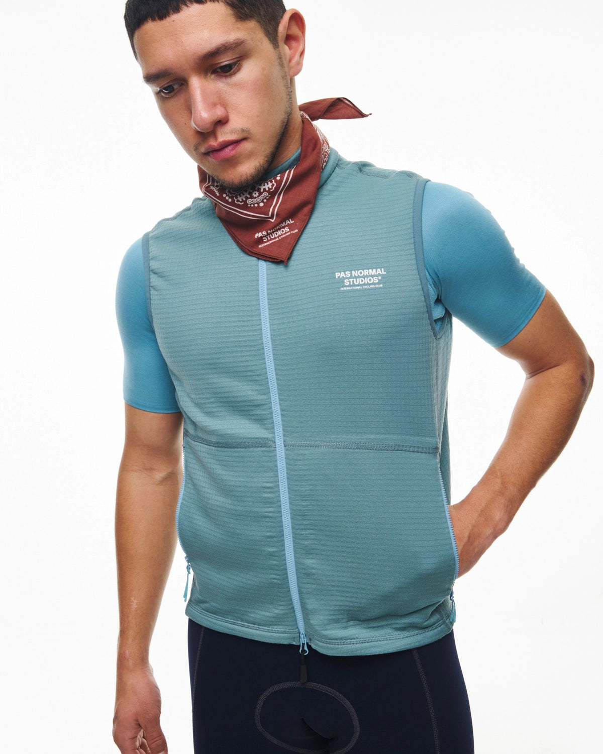 Chaleco de forro polar Pas Normal Studios Escapism Performance Fleece en Dusty Blue, sobre modelo #Color_Dusty Blue