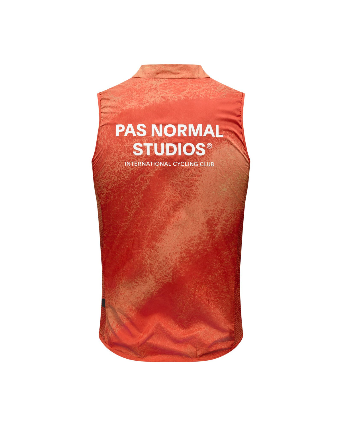 Chaleco Pas Normal Studios Mechanism Stow Away en AOP Hibiscus Orange, sobre modelo #Color_AOP Hibiscus Orange