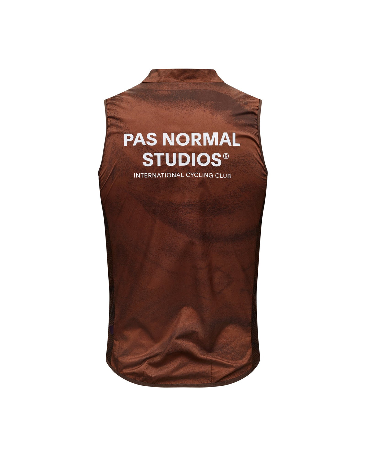 Chaleco Pas Normal Studios Mechanism Stow Away en AOP Light Brown, sobre modelo #Color_AOP Light Brown