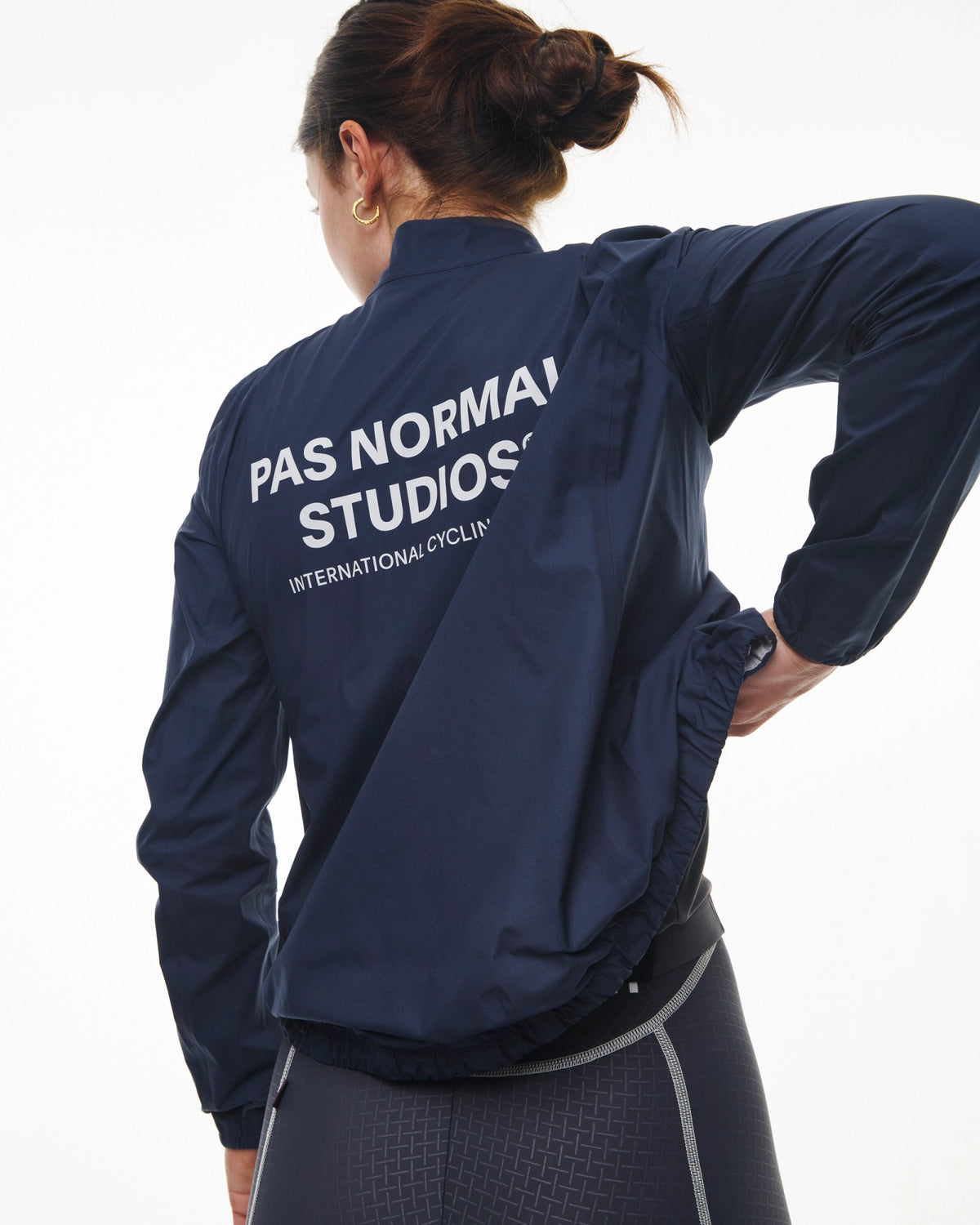 Chaqueta Mujer Pas Normal Studios Mechanism Pertex Rain, vista en uso, color Navy #Color_Navy