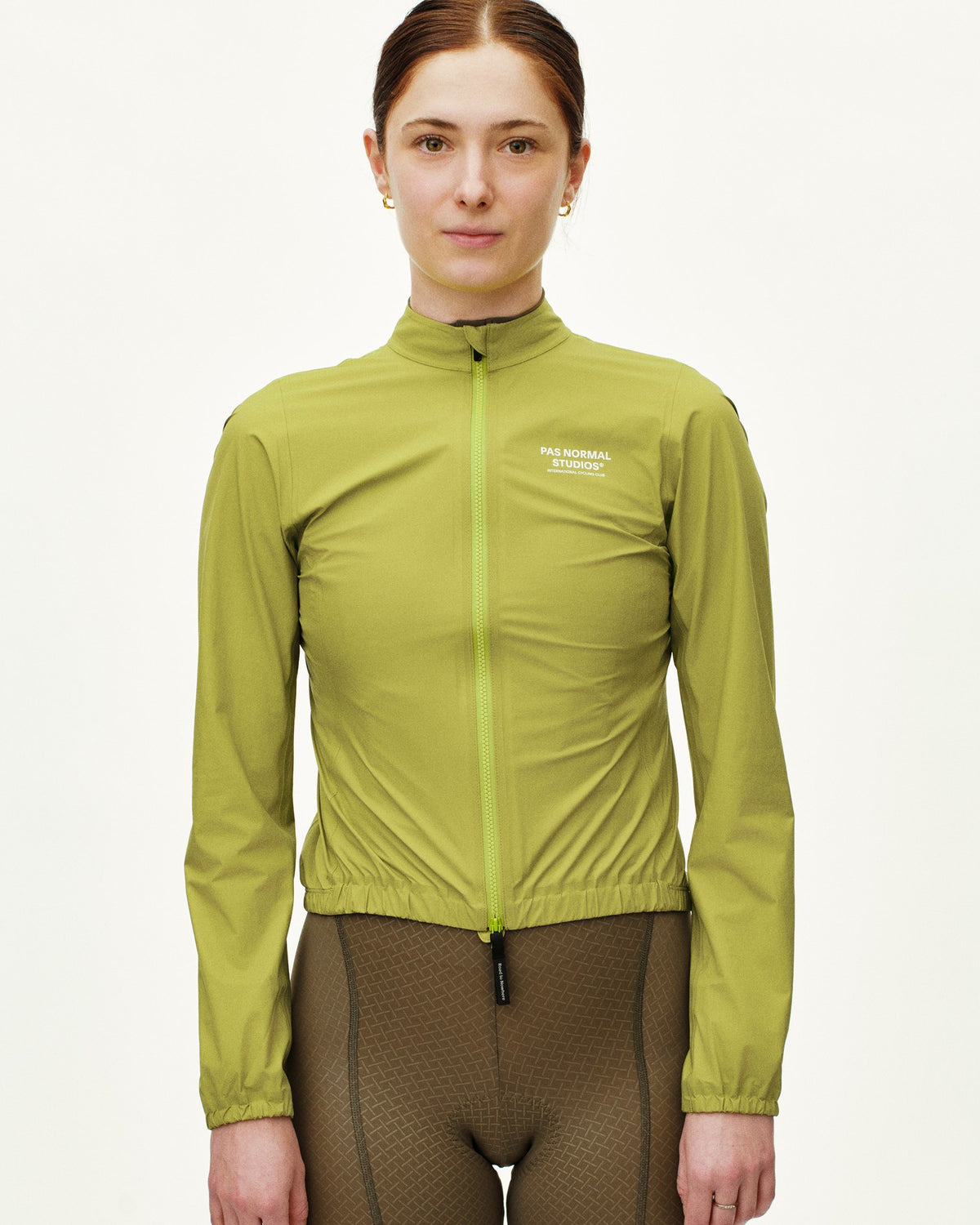 Chaqueta Mujer Pas Normal Studios Mechanism Rain, vista en uso, color Moss Green #Color_Moss Green