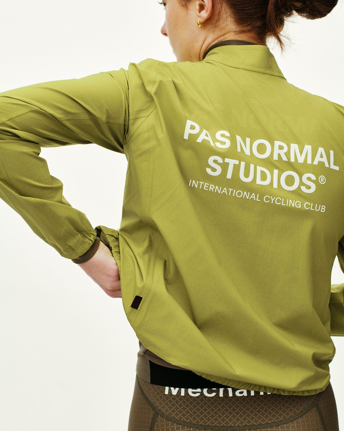 Chaqueta Mujer Pas Normal Studios Mechanism Rain, detalle de ajuste, color Moss Green #Color_Moss Green