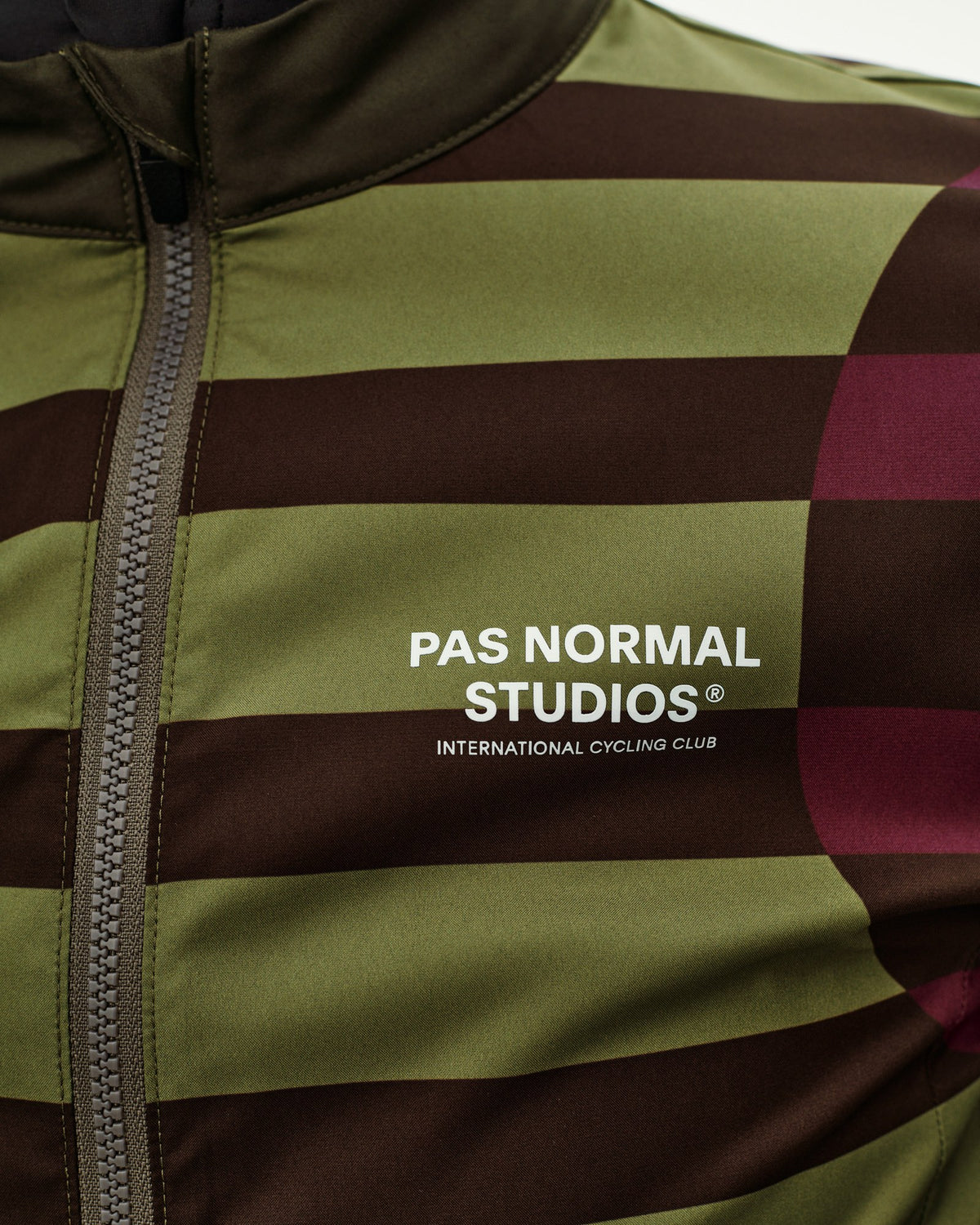 Chaqueta Mujer Pas Normal Studios Mechanism Stow Away, detalle de ajuste, color AOP International Green #Color_AOP International Green