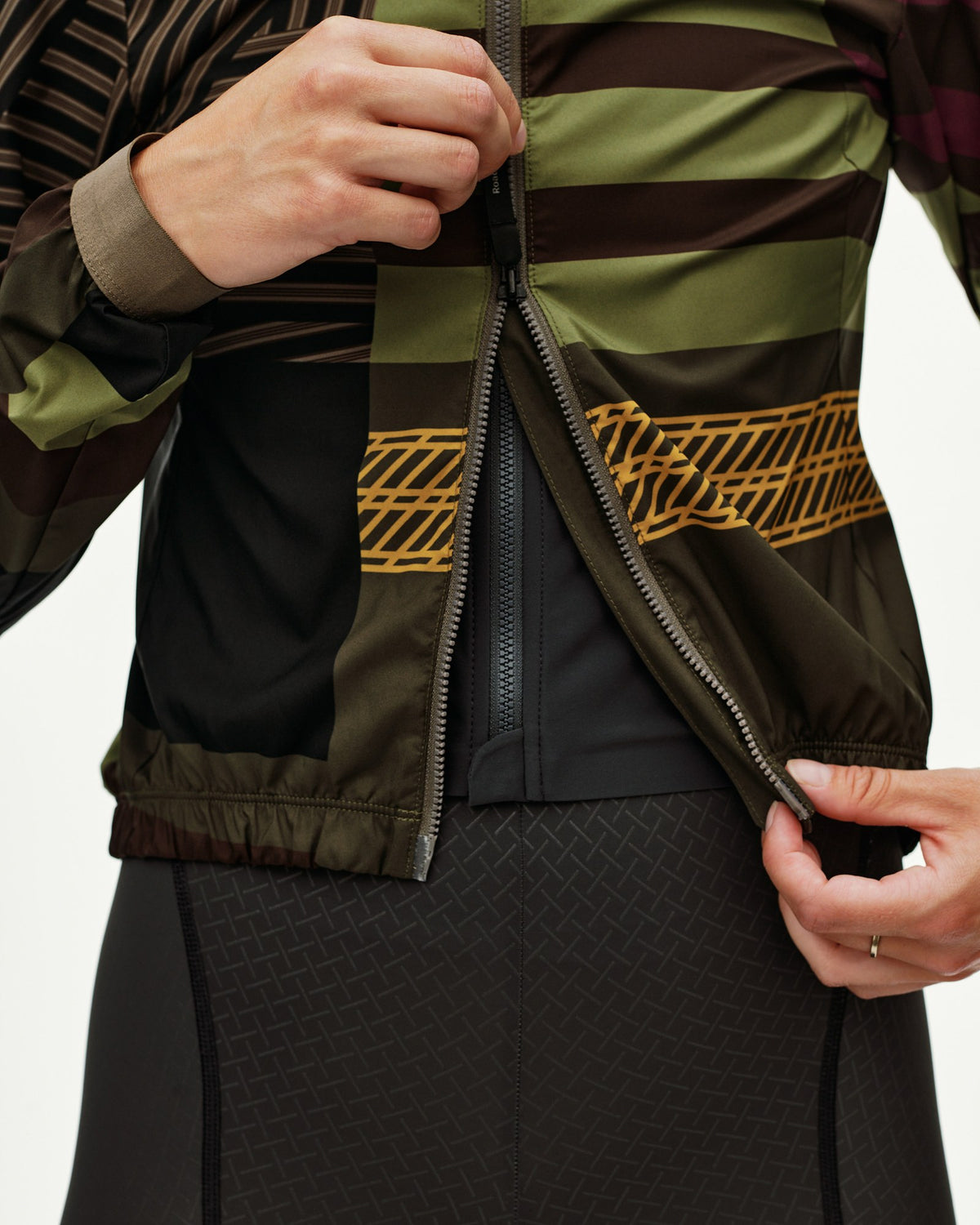 Chaqueta Mujer Pas Normal Studios Mechanism Stow Away, vista trasera, color AOP International Green #Color_AOP International Green