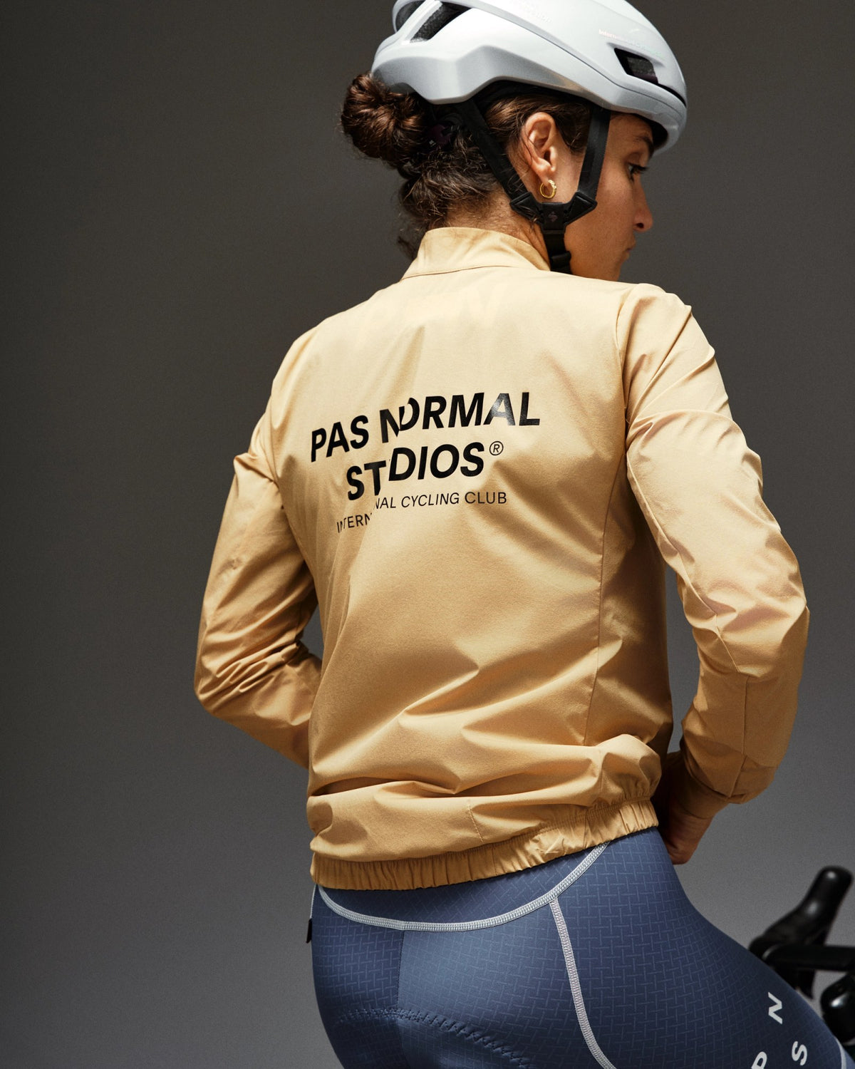Chaqueta Mujer Pas Normal Studios Mechanism Stow Away, vista en uso, color Camel #Color_Camel