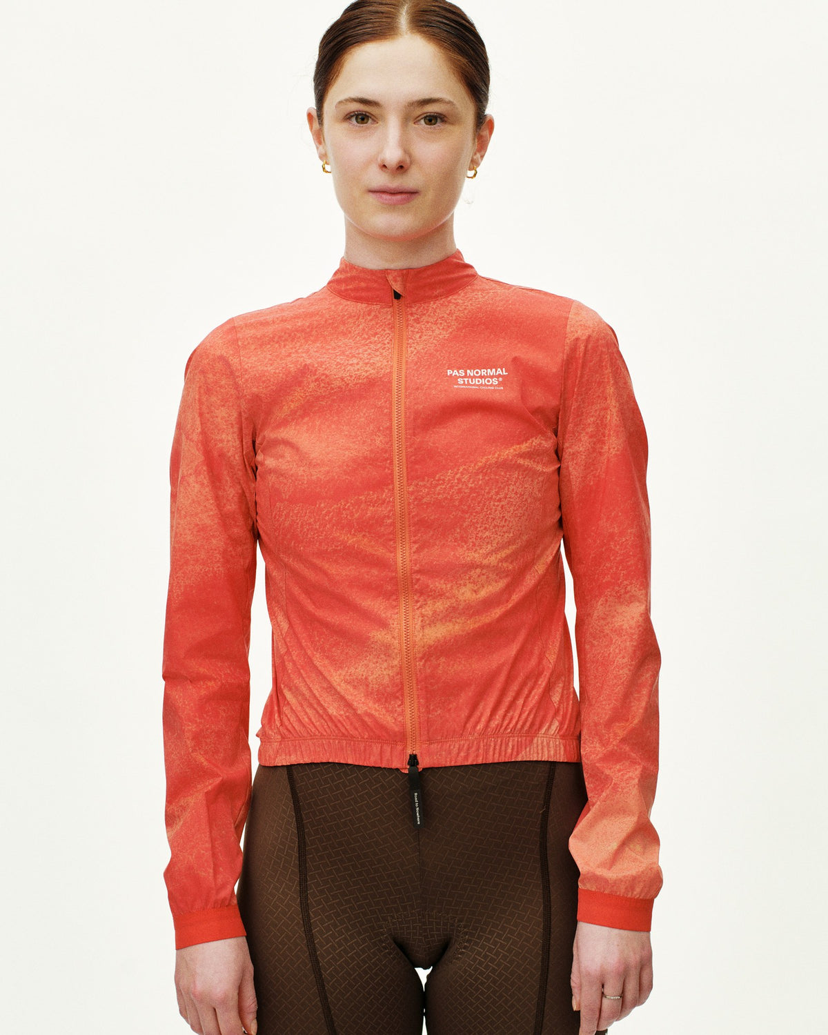 Chaqueta Mujer Pas Normal Studios Mechanism Stow Away, vista en uso, color Hibiscus Orange #Color_Hibiscus Orange