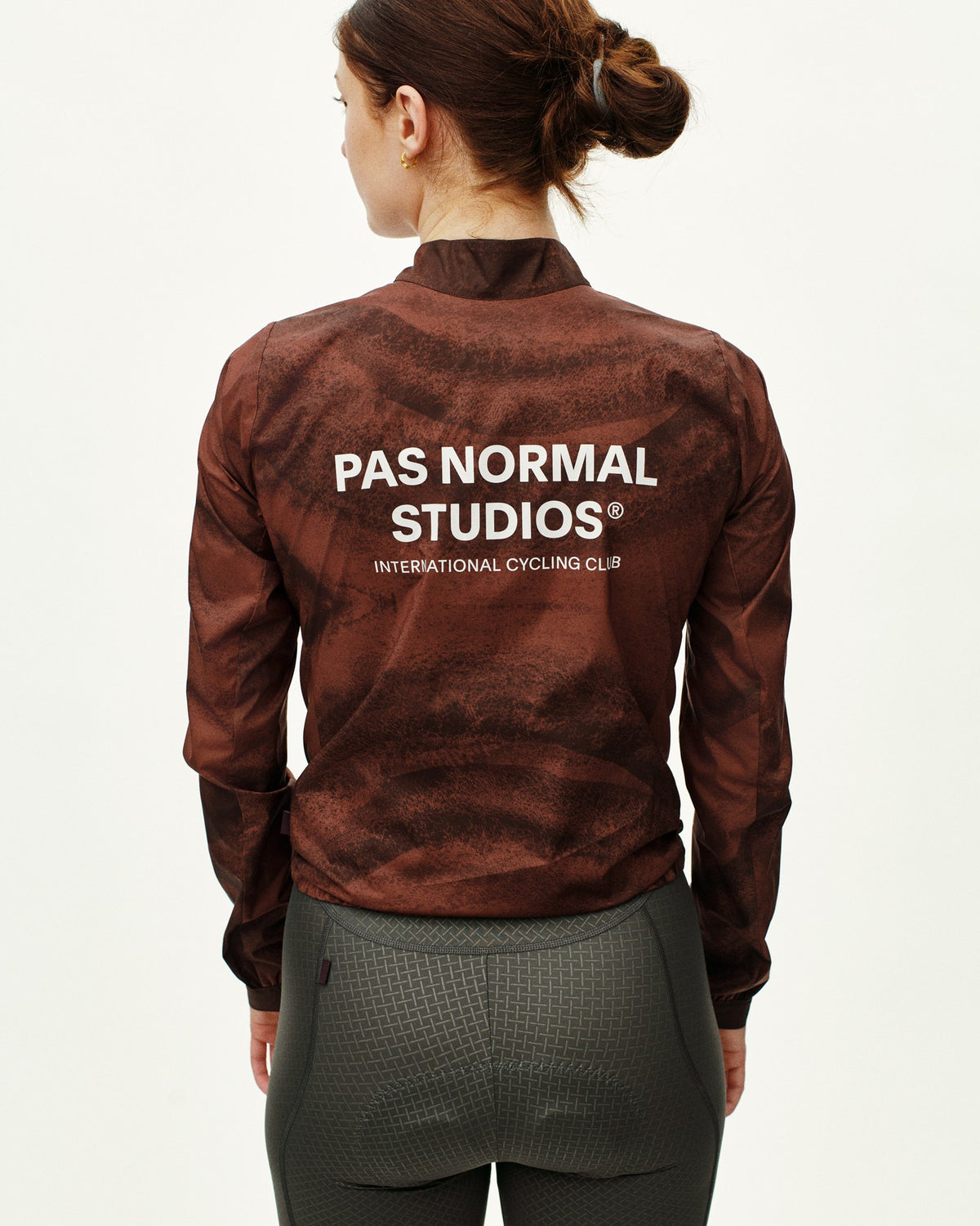 Chaqueta Mujer Pas Normal Studios Mechanism Stow Away, vista en uso, color Light Brown #Color_Light Brown