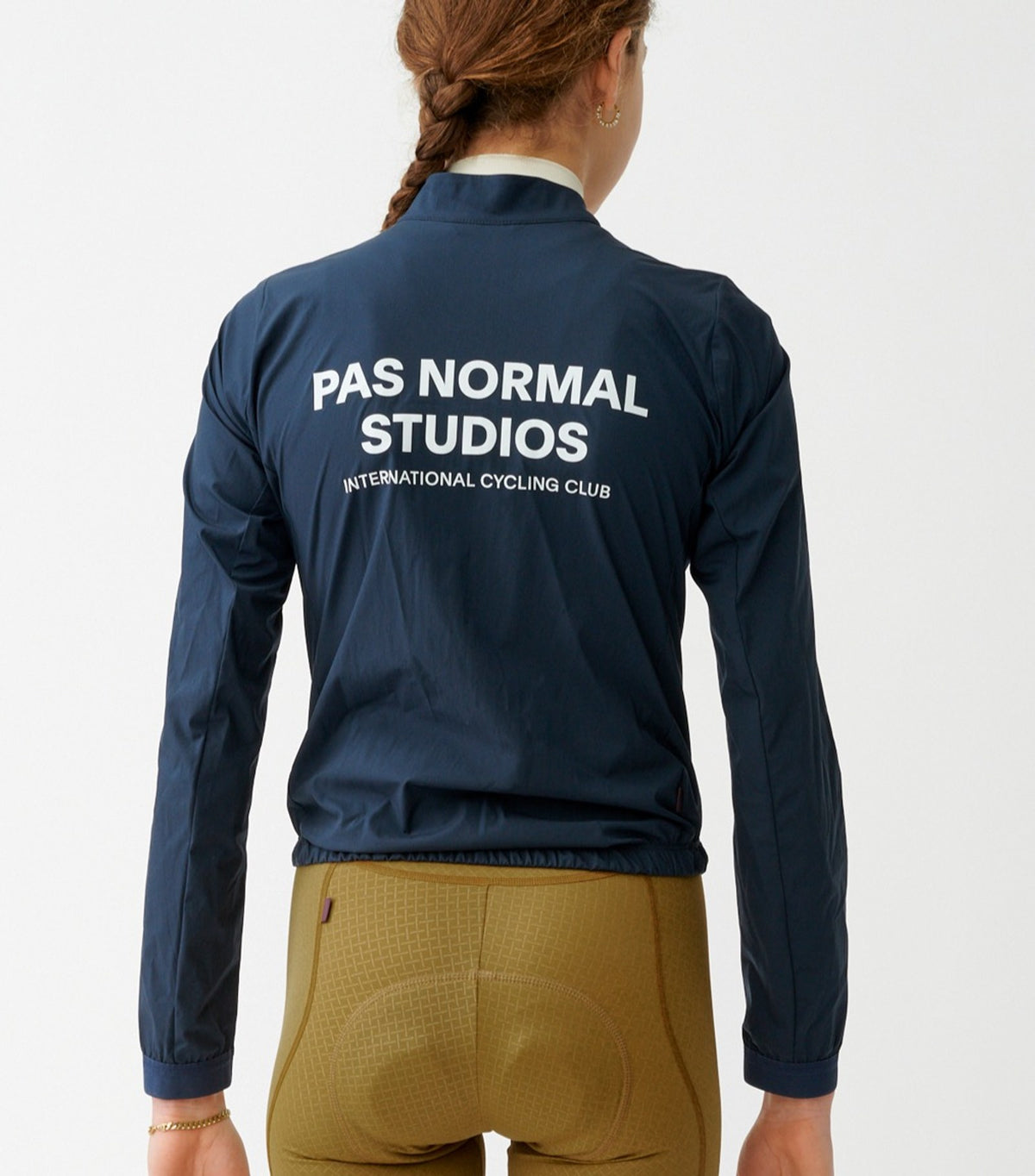 Chaqueta Mujer Pas Normal Studios Mechanism Stow Away, vista en uso, color Navy #Color_Navy