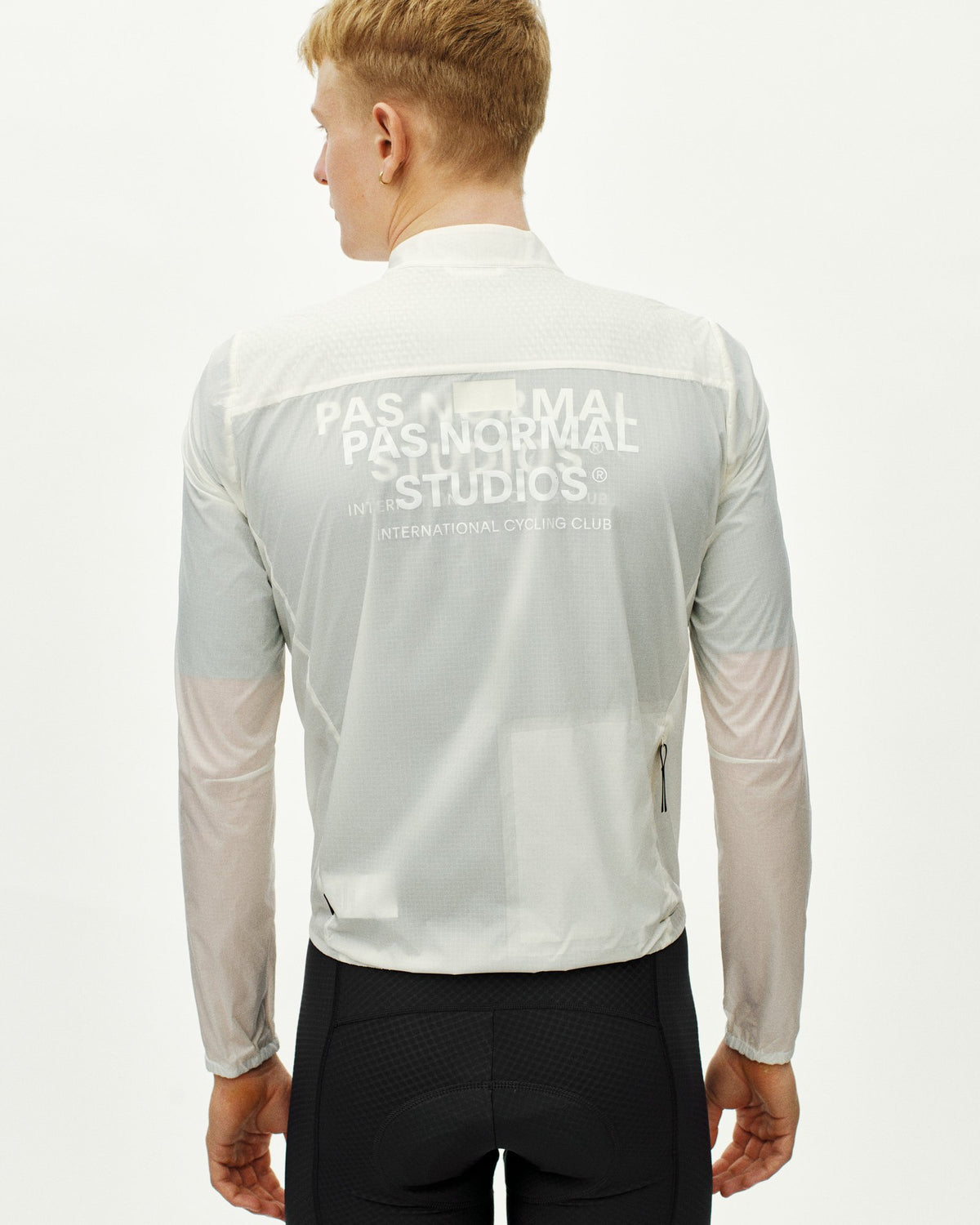 Chaqueta PNS Essential Insulated en Off White, en uso, vista trasera #Color_Off White
