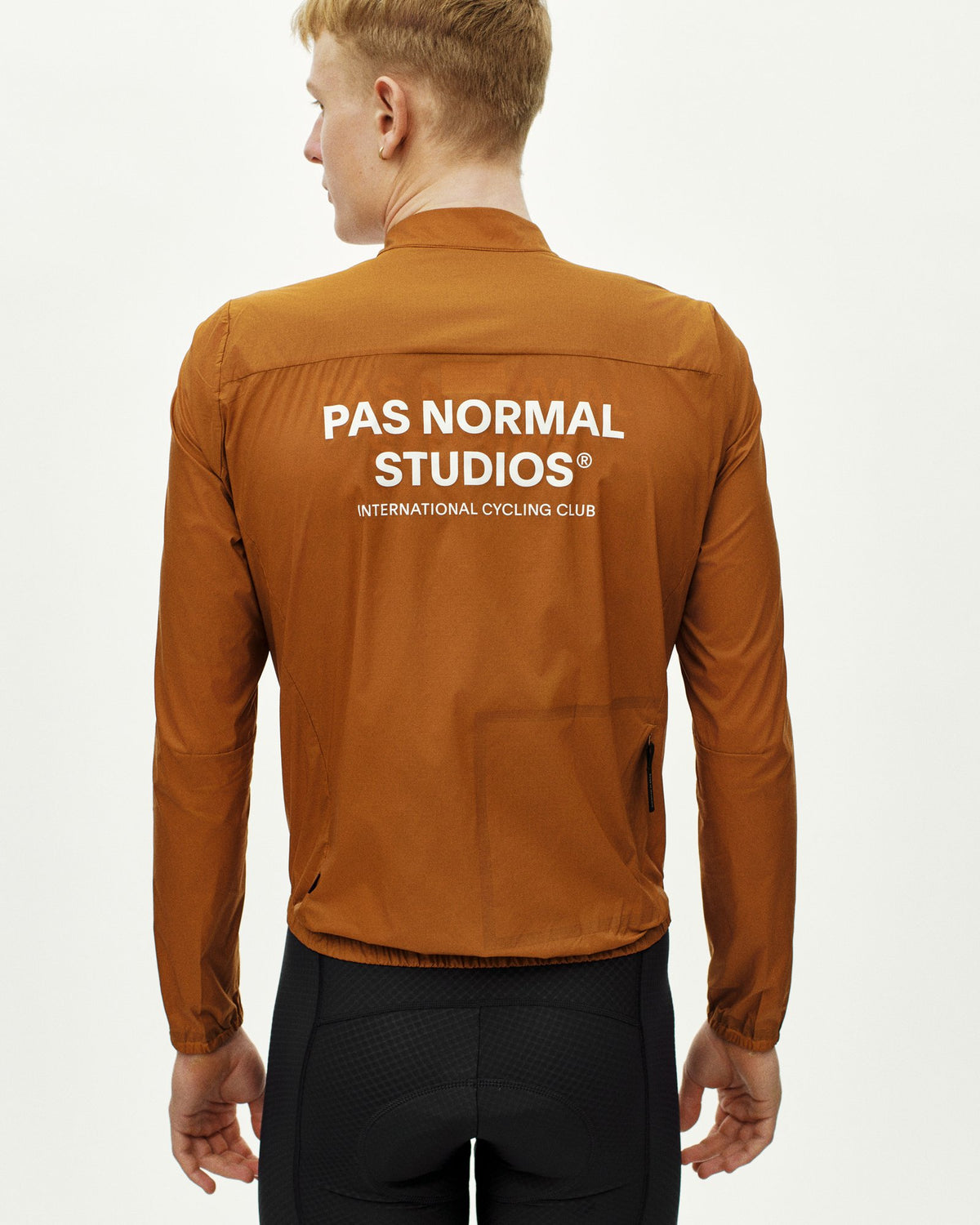 Chaqueta PNS Essential Insulated en Pecan, en uso, vista trasera #Color_Pecan