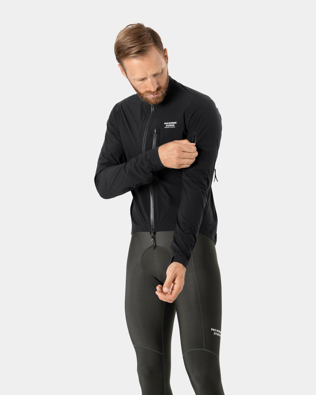 Chaqueta PNS Essential Shield en Black, en uso, vista frontal #Color_Black